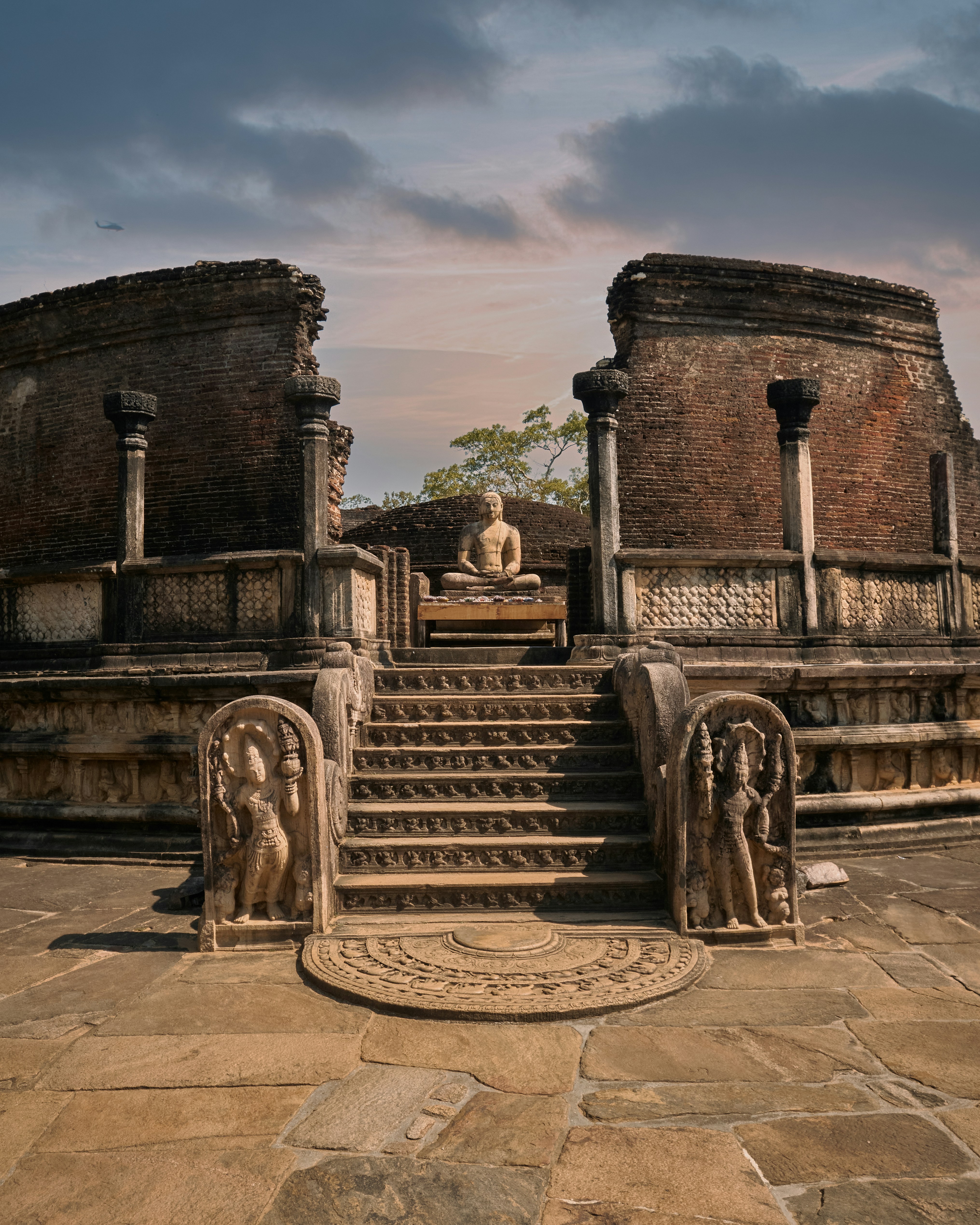 Polonnaruwa Ruinen: Historische Buddha-Statuen im Gal Vihara Sri Lanka