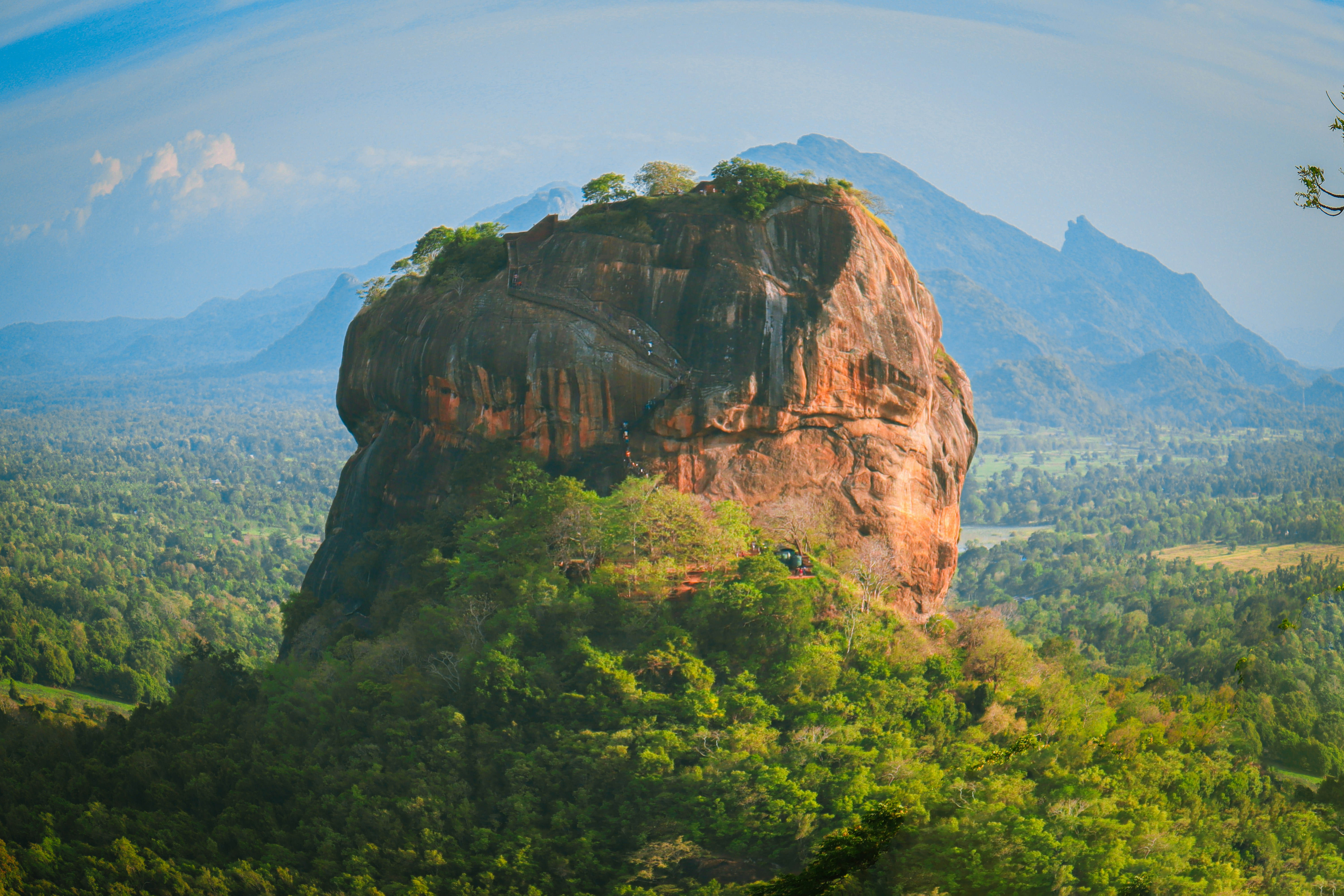 Historische Sigiriya Felsenfestung in Sri Lanka bei Sonnenuntergang