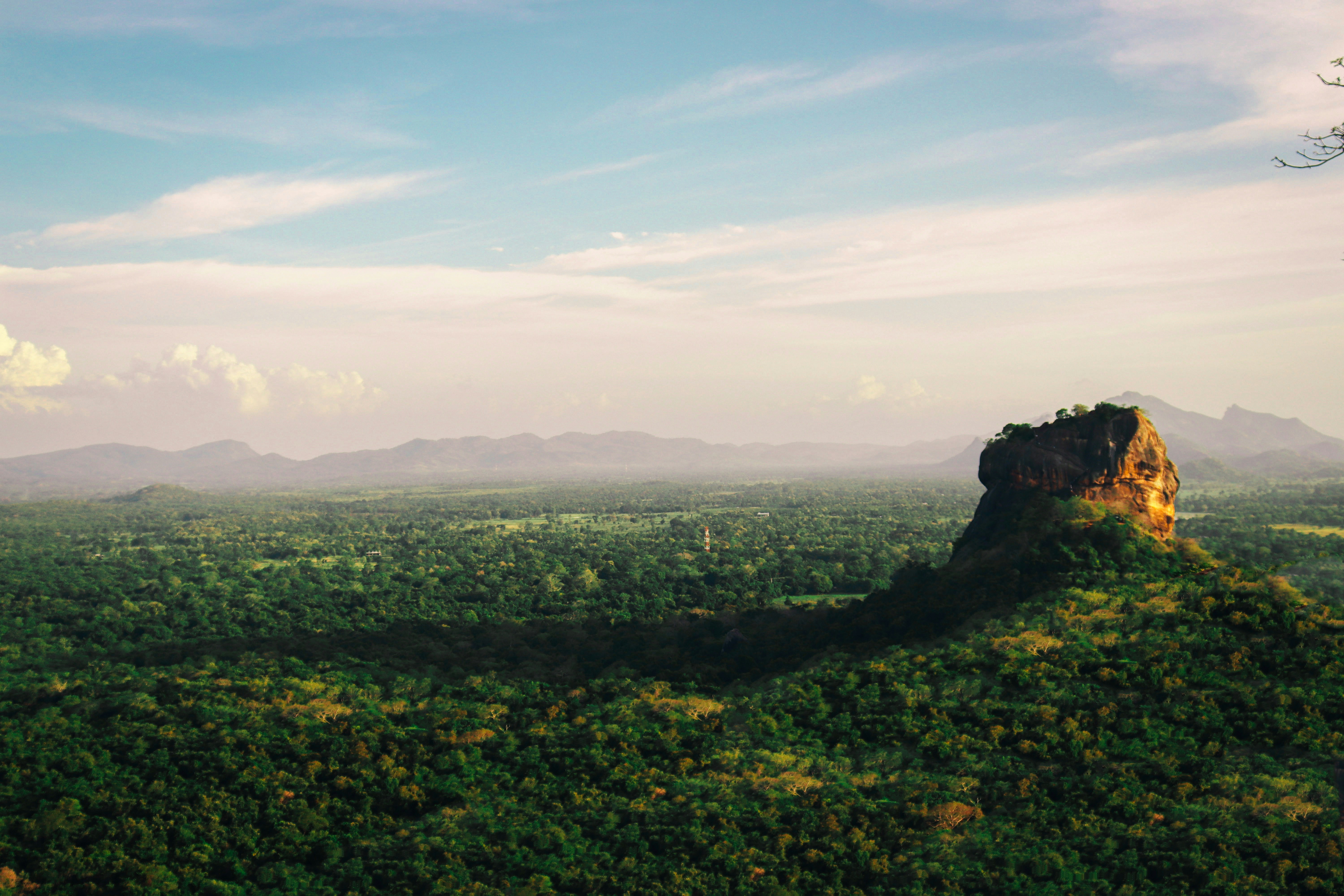 Historische Sigiriya Felsenfestung in Sri Lanka bei Sonnenuntergang