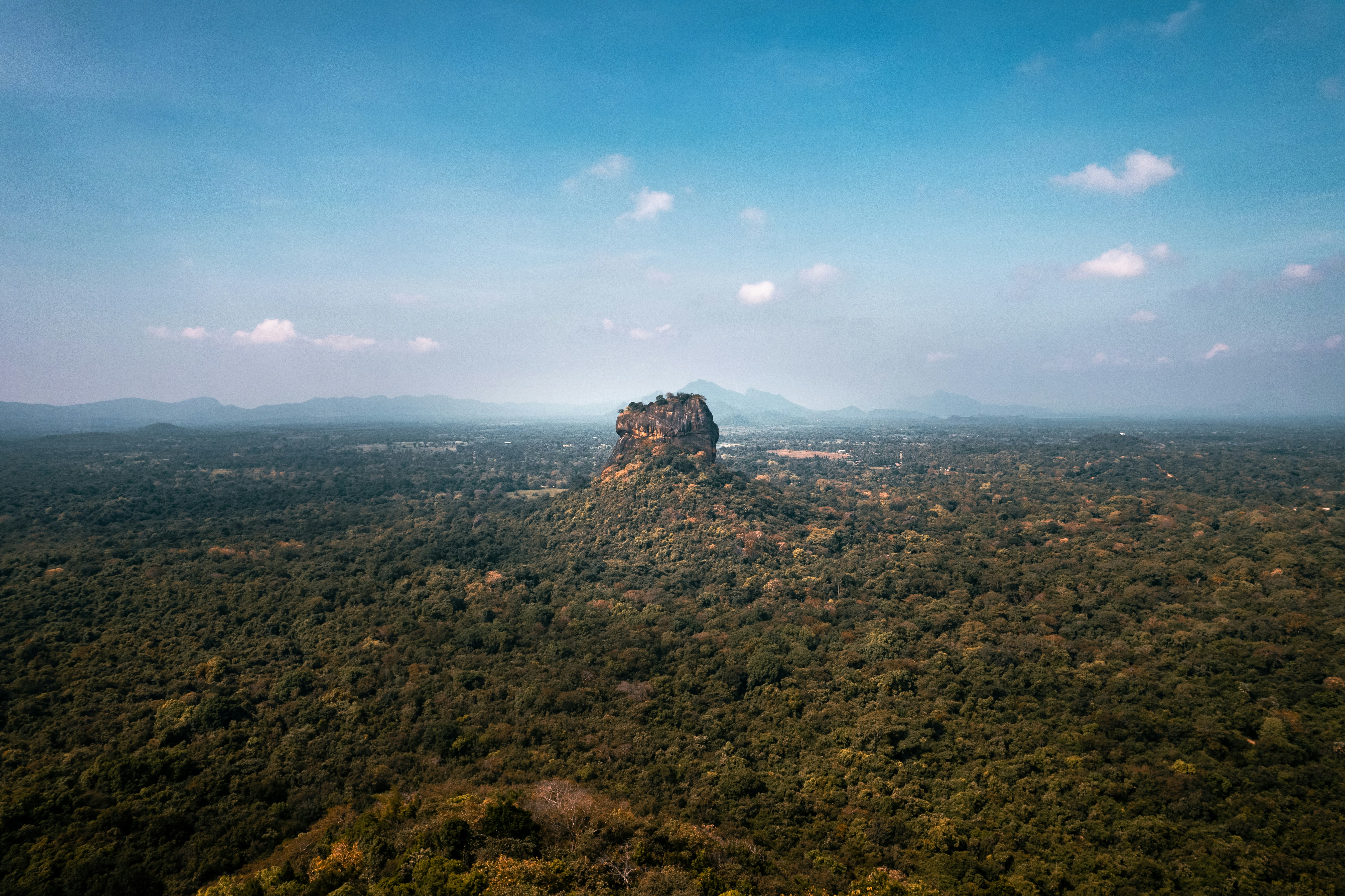 Blick auf die Sigiriya Felsenfestung und umliegende Landschaft