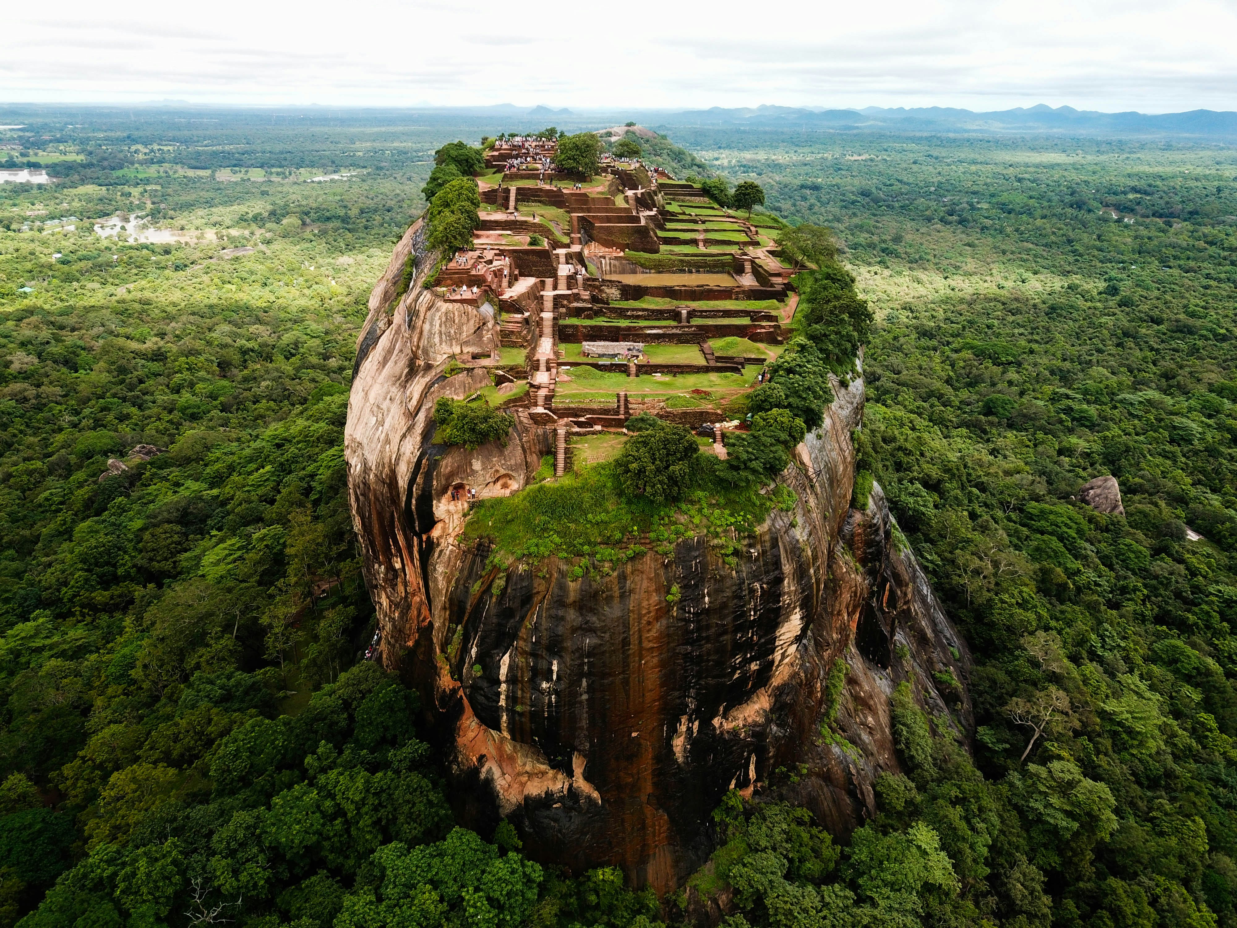 Historische Sigiriya Felsenfestung in Sri Lanka bei Sonnenuntergang